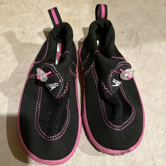 Speedo water shoes size large (size 9)